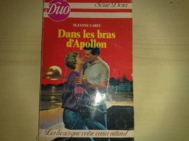 Couverture du livre Dans les bras d'Apollon de Suzanne Carey